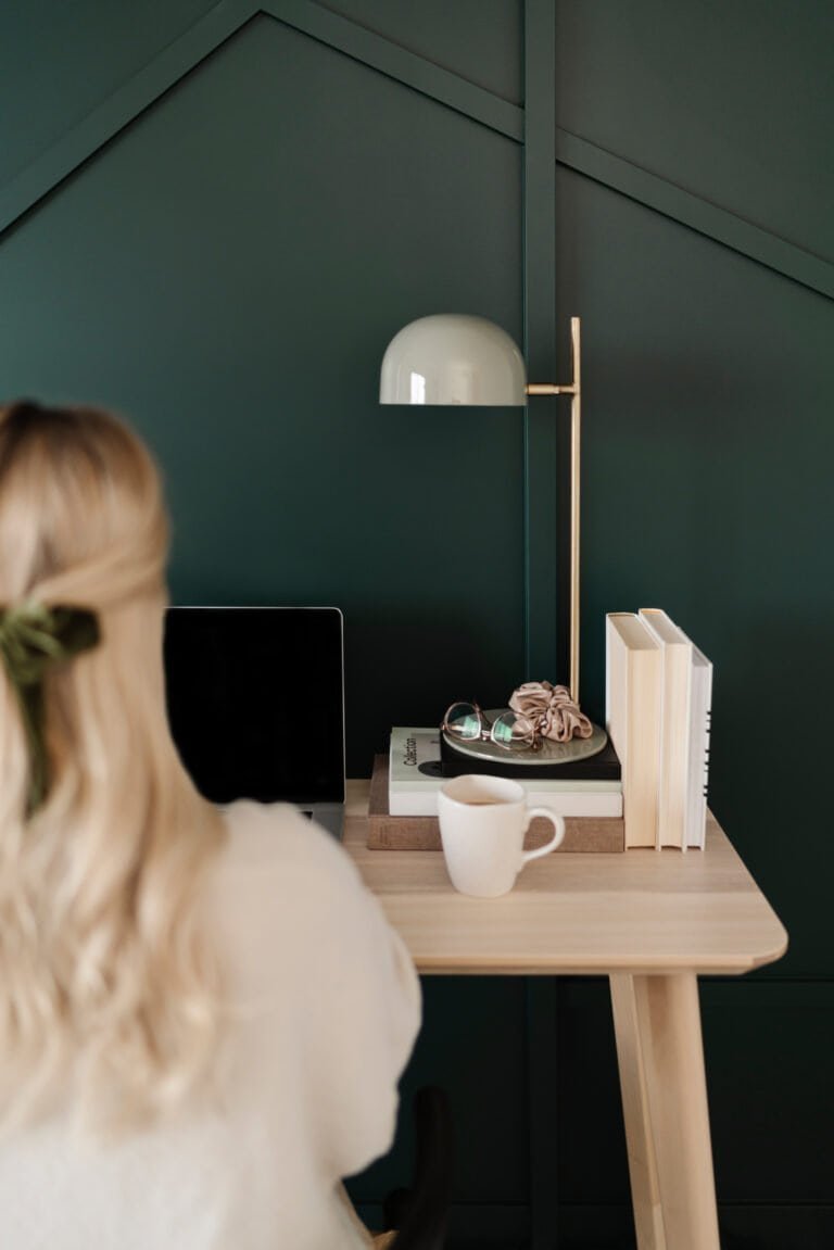 Curated visual reference: Visual Reference: 36 Stunning Ideas For Dark Green Home Office Walls