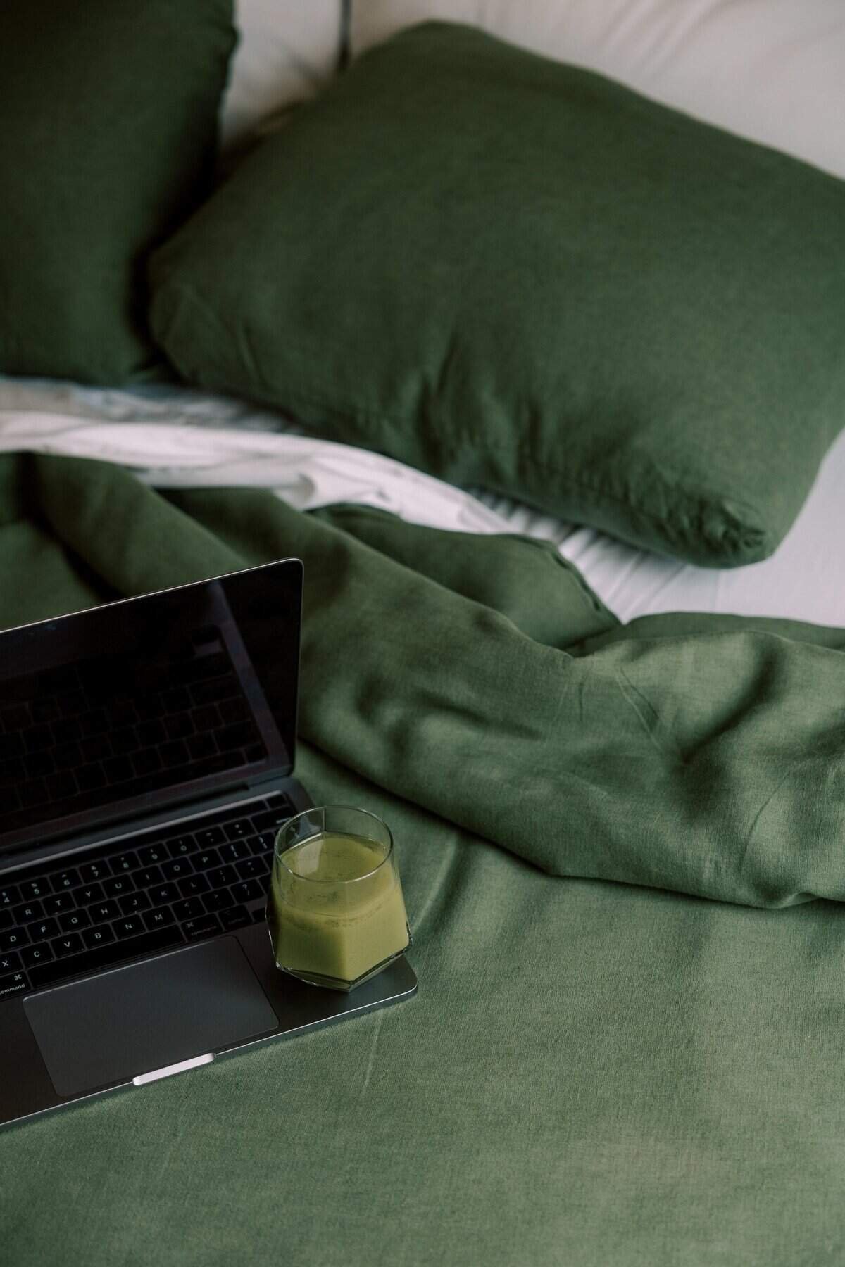 23 Fresh & Colorful White Bed Decor Ideas - Work Well Remote