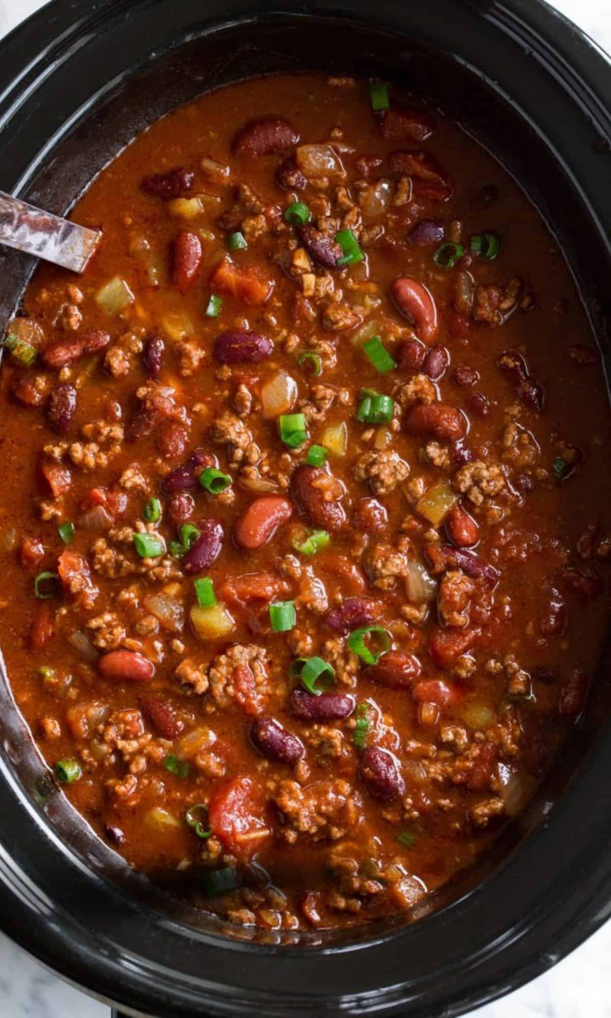 Slow cooker chili with ground beef and beans
