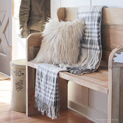 13 Winter Entryway & Mudroom Decor Ideas