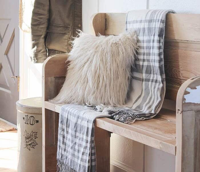 13 Winter Entryway & Mudroom Decor Ideas
