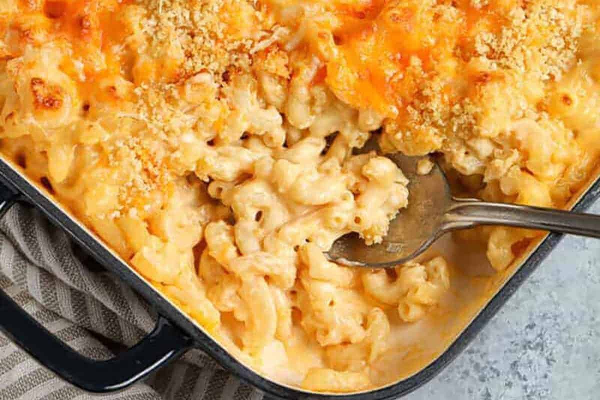Creamy baked mac and cheese with crispy topping